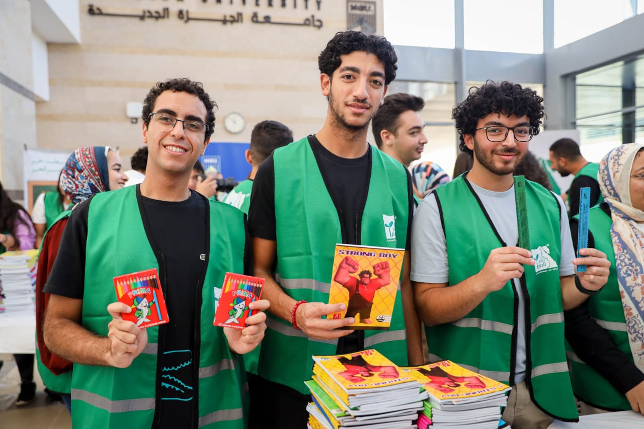  شباب الجامعات يشاركوا «مصر الخير» في تعبئة الشنط المدرسية قبل توزيعها على الطلاب