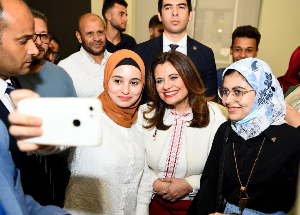 وزيرة الهجرة مع الطلاب المصريين العائدين من السودان 