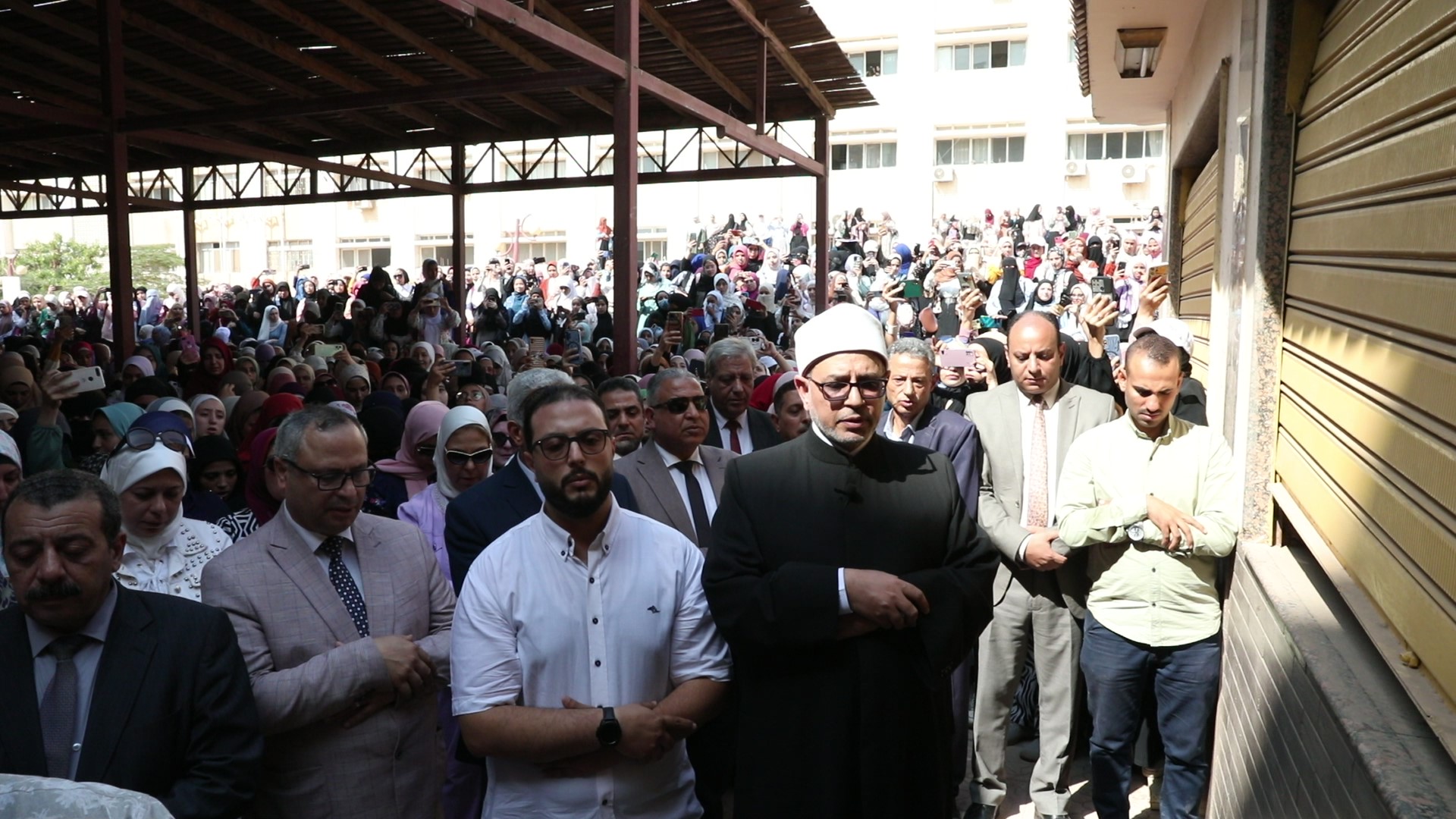 رئيس جامعة الأزهر يؤدي صلاة الغائب على شهداء فلسطين ويطلق حملةً للتبرع بالدم دعمًا للمصابين